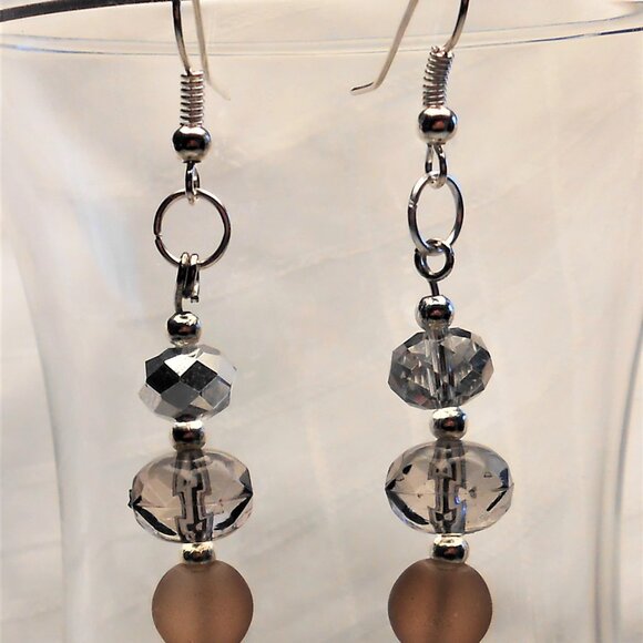 No. 430 - Handmade earrings with Tibetan silver cat charms - Picture 2 of 2